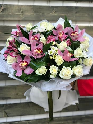 Букет цветов из: Розы и Хризантемы в Нюрбе