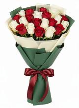 Букет Микс из красных и белых роз в Нюрбе