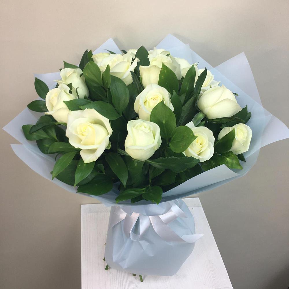 Букет 15 Белых роз Проуд в Нюрбе