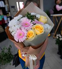 Букет цветов из:  Герберы, Розы и Хризантемы в Нюрбе