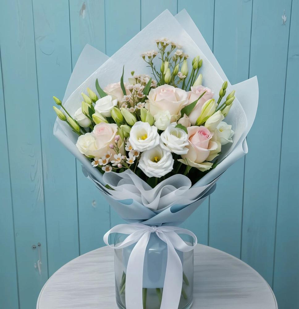 Букет цветов из: Розы и Лизиантусы в Нюрбе