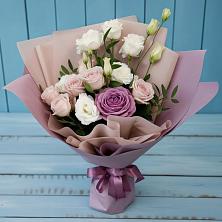 Букет цветов из:  Розы и Лизиантусы в Нюрбе