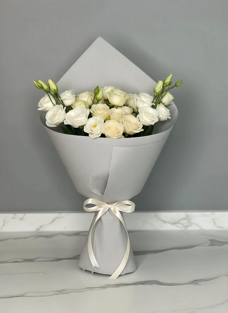 Букет цветов из: Розы и Лизиантусы в Нюрбе