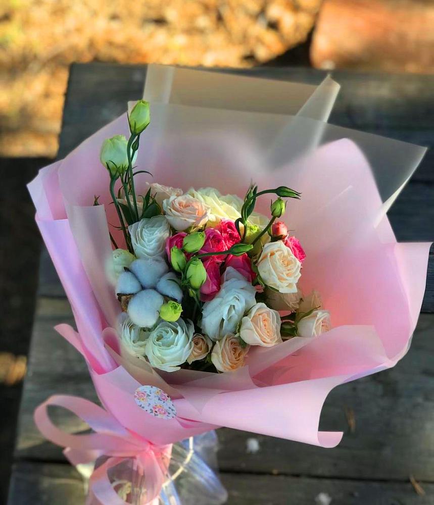 Букет цветов из: Розы и Лизиантусы в Нюрбе