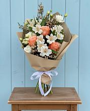 Букет цветов из:  Альстромерии, Лизиантусы, Розы и Хризантемы в Нюрбе