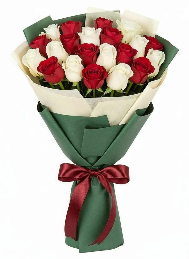 Букет Микс из красных и белых роз в Нюрбе
