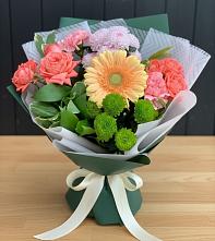Букет цветов из:  Гвоздики, Розы, Герберы и Хризантемы в Нюрбе