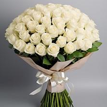 Букет 101 беля роза Белоснежка в Нюрбе
