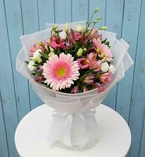 Букет цветов из:  Герберы, Альстромерии и Лизиантусы в Нюрбе