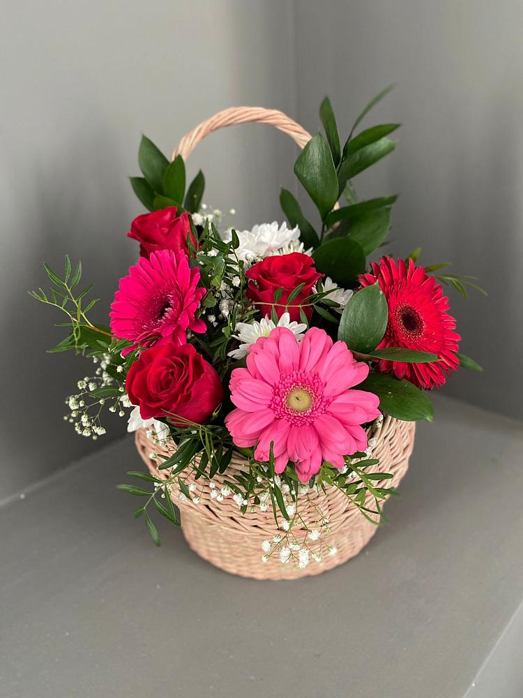Цветочная композиция из Розы, Хризантемы и Герберы в корзине в Нюрбе