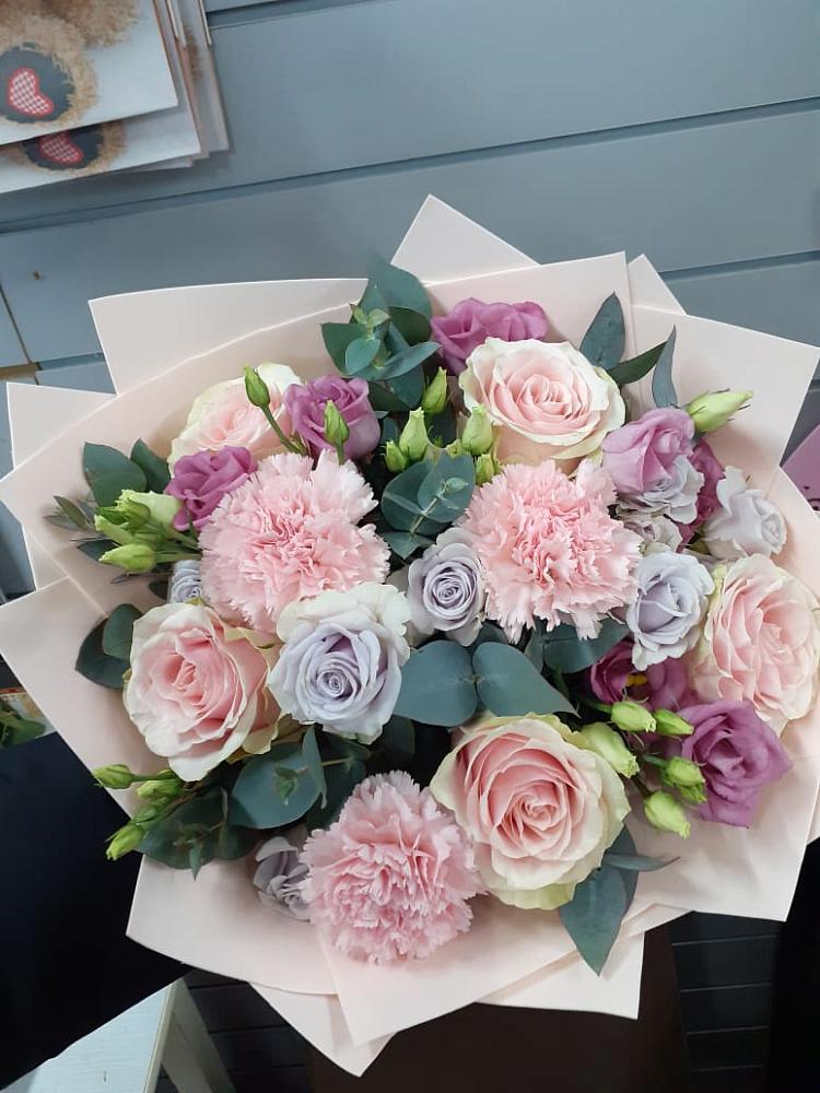 Букет цветов из: Розы, Гвоздики и Лизиантусы в Нюрбе