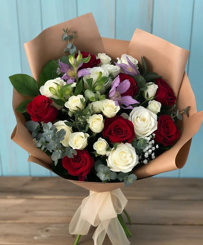 Букет цветов из: Розы и Альстромерии в Нюрбе