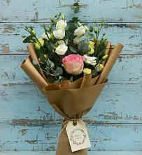 Букет цветов из:  Розы и Лизиантусы в Нюрбе