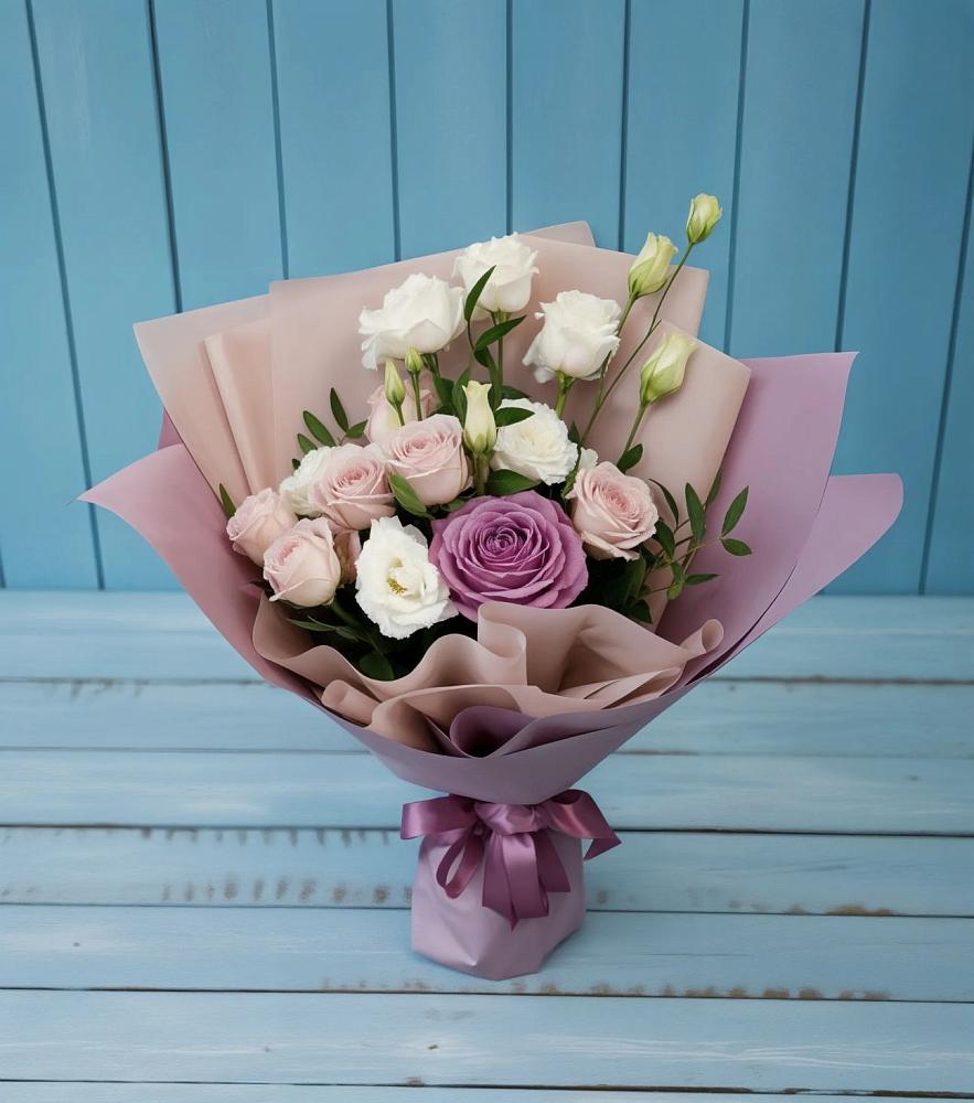 Букет цветов из: Розы и Лизиантусы в Нюрбе